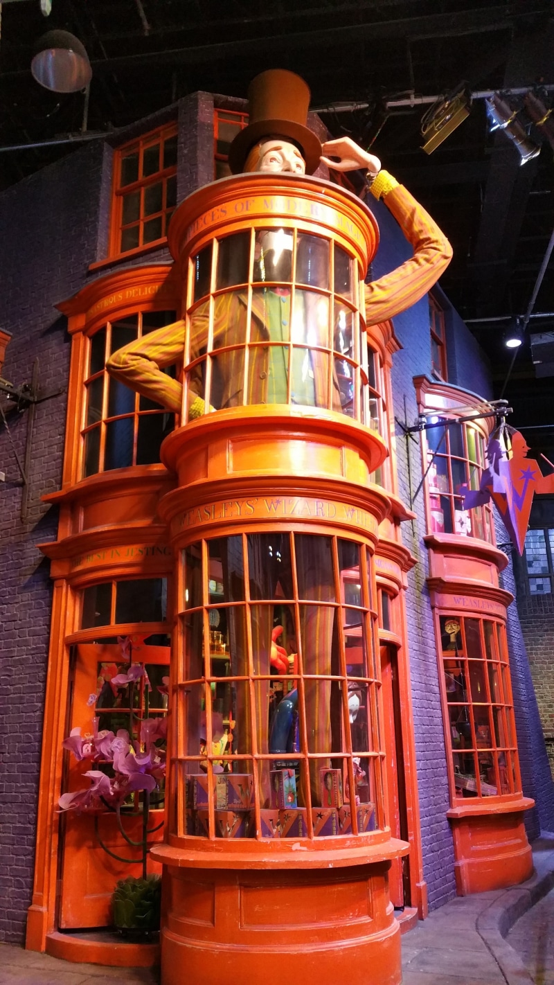 standing, 5K, lifestyles, Warner Bros, diagon alley, harry potter studio, people, window, day, lighting equipment, warner studio, real people, occupation