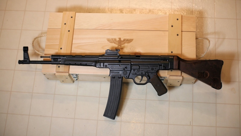 assault, antique, home interior, flooring, rifles, black, 1080P, home, tile, aggression, animal themes, indoors, absence, StG 44, weapon, hanging, domestic room