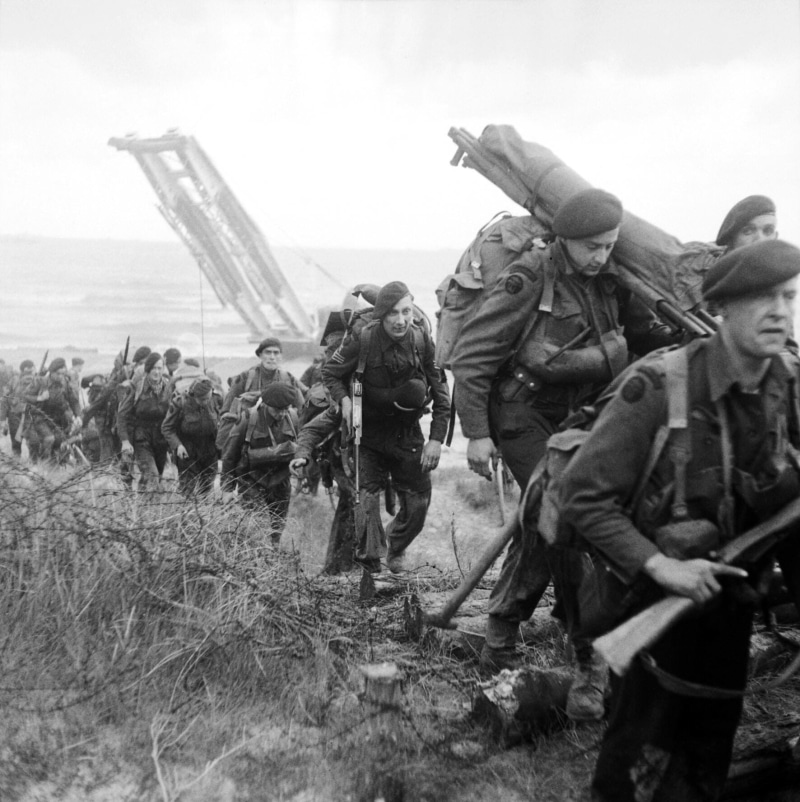 Move, vintage, Royal Marine Commandos, men, Sword Beach, commandos, people, black And White, world, army soldier, group of people, outdoors, elite unit
