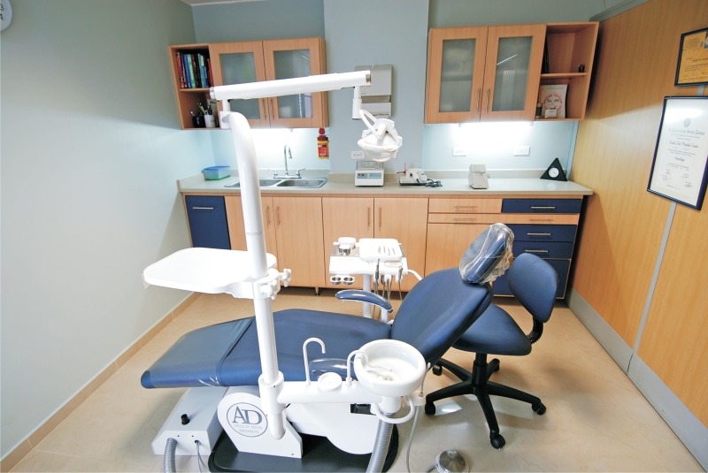 medical instrument, medicine, lighting equipment, table, dentists Chair, desk, medical Equipment, indoors, business, seat, equipment, illness, no People