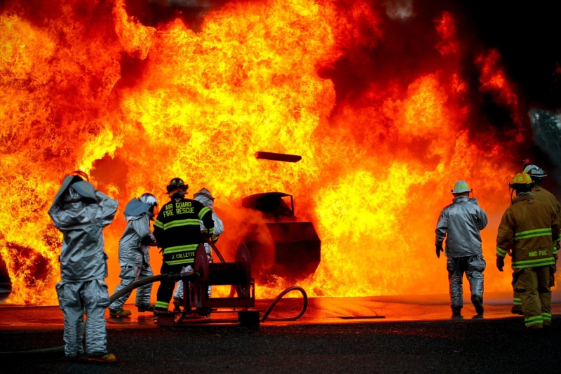 hose, danger, flame, burning, smoke - physical structure, group of people, fireman, occupation, equipment, 2K, Live, accidents and disasters, fire - natural phenomenon