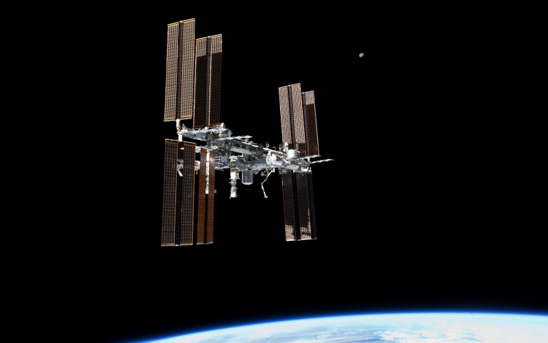 architecture, copy space, mode of transportation, reflection, black background, silver colored, technology, tall - high, nature, 2K, ISS, night, International Space Station