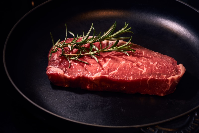 rosemary, garnish, ingredient, cook, dinner, food and drink, lunch, food, wellbeing, restaurant, fillet, preparing food, roast beef, steak, barbecue, pan