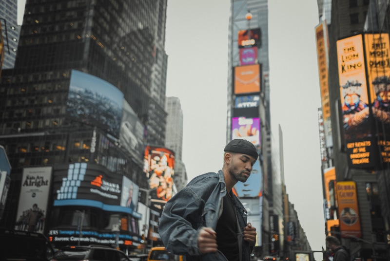 manhattan, unknown, built structure, leisure activity, facing, sideways, building exterior, travel, one person, city life, men, lifestyles, waist up, young adult