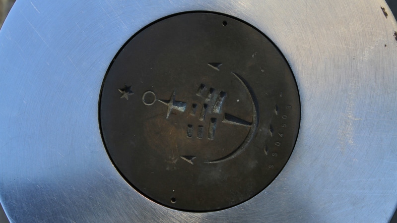 equipment, communication, 2K, metal, number, no people, single object, close-up, anchors, circle, plates, geometric shape, mode of transportation, design