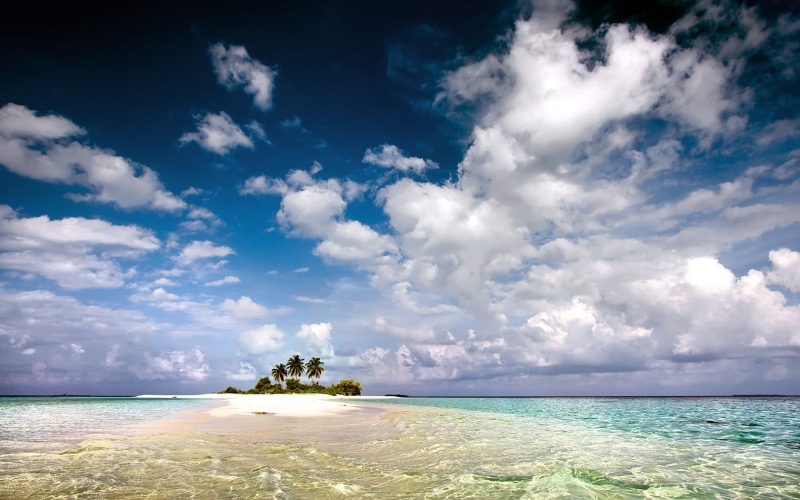 sea, idyllic, travel destinations, horizon, scenics - nature, outdoors, no people, palm trees, green, cloud - sky, tropical, beach, horizon over water