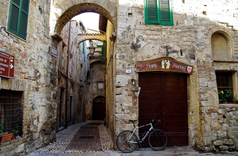 san gemini, outdoors, arches, middle ages, building, building exterior, no people, architecture, town, door, the medieval city, house, window, wall, archi