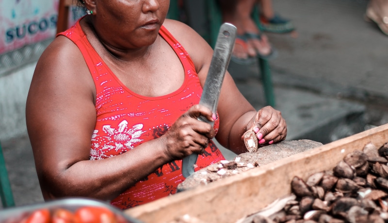 nuts, front view, human hand, 4K, nut, occupation, southamerica, hand, woman, day, adult, brasil, incidental people, small business, real people, knife