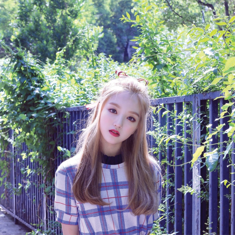 looking at camera, lifestyles, tree, one person, 720P, hair, boundary, Go Won, young women, leisure activity, portrait, front view, teenager, barrier