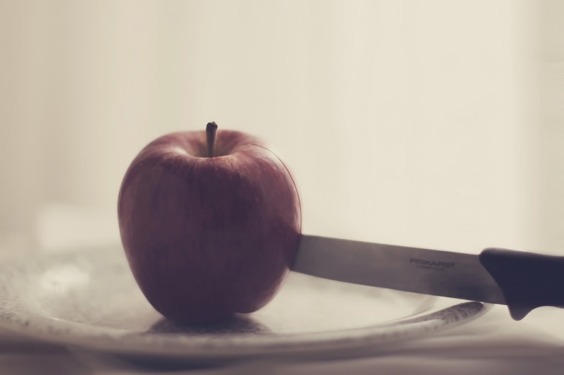 apple, apple - fruit, focus on foreground, knives, plate, kitchen utensil, selective focus, table, food, eating utensil, food and drink, wellbeing, indoors