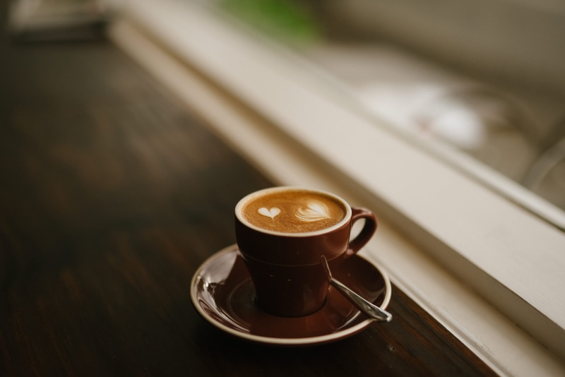 crockery, cafe, cup, no people, frothy drink, 5K, food, latte, drink, brown, food and drink, espresso, ceramic, saucer, still life, wood - material, coffee cup