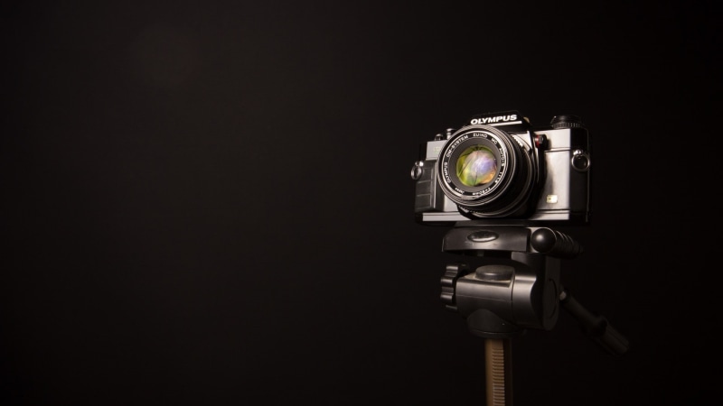 tripod, retro styled, camera - photographic equipment, photography themes, man made, indoors, photographic equipment, camera, lens - optical instrument