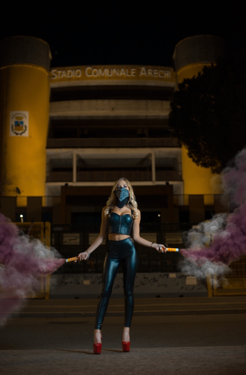 dark, holding, fashion, full length, 5K, pavement, time, city, woman, women, front view, hairstyle, built structure, stadio, purple, powder, arechi, casual clothing
