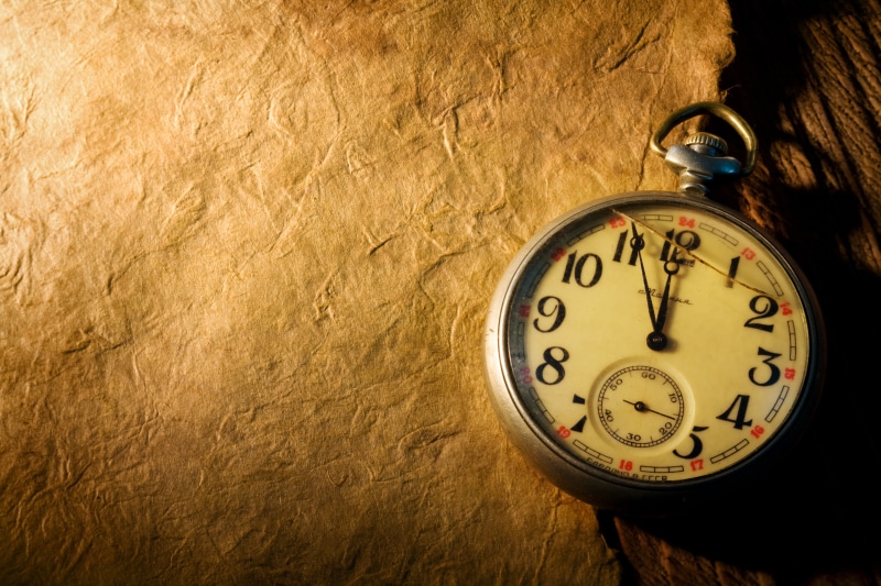 obsolete, hour hand, rusty, objects/Equipment, silver, wood - Material, number, indoors, alarm Clock, dirty, ancient, brown, old-fashioned, minute Hand