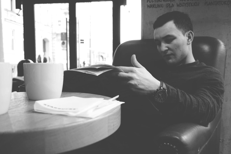 young men, reading, black-and-white, men, males, real people, coffee, guy, 1080P, food and drink, sweater, sitting, indoors, table, restaurant, day, drink