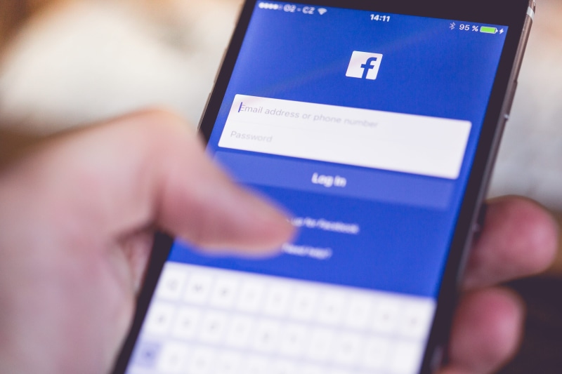 smart Phone, social marketing, facebook, Splash Screen, app, human Hand, apple Computers, selective focus, iPhone, holding, finance, Facebook App, touch Screen