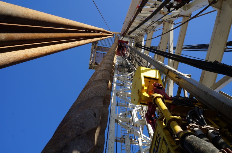 water, sunlight, architecture, no people, drilling rig, 1080P, outdoors, industrial equipment, nautical vessel, transportation, rope, oil rig, mode of transportation