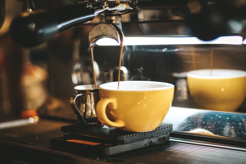 appliance, focus, coffee, dispensing, machinery, 5K, brewed coffee, coffee cup, hot drink, caffeine, espresso, porcelain, food and drink, coffee machine