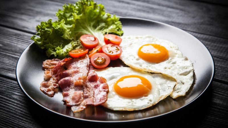 fried, egg yolk, ready-to-eat, sunny side up, food and drink, freshness, fried egg, bacon, meat, pork, herb, 4K, healthy eating, salad, tomato, breakfast