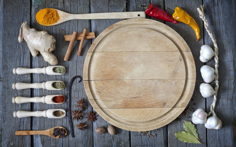 onion, table, equipment, chilli, red, board, garlic, kitchenware Department, chopping, spices, close-up, copy Space, old-fashioned, spoon, 2K, cooking