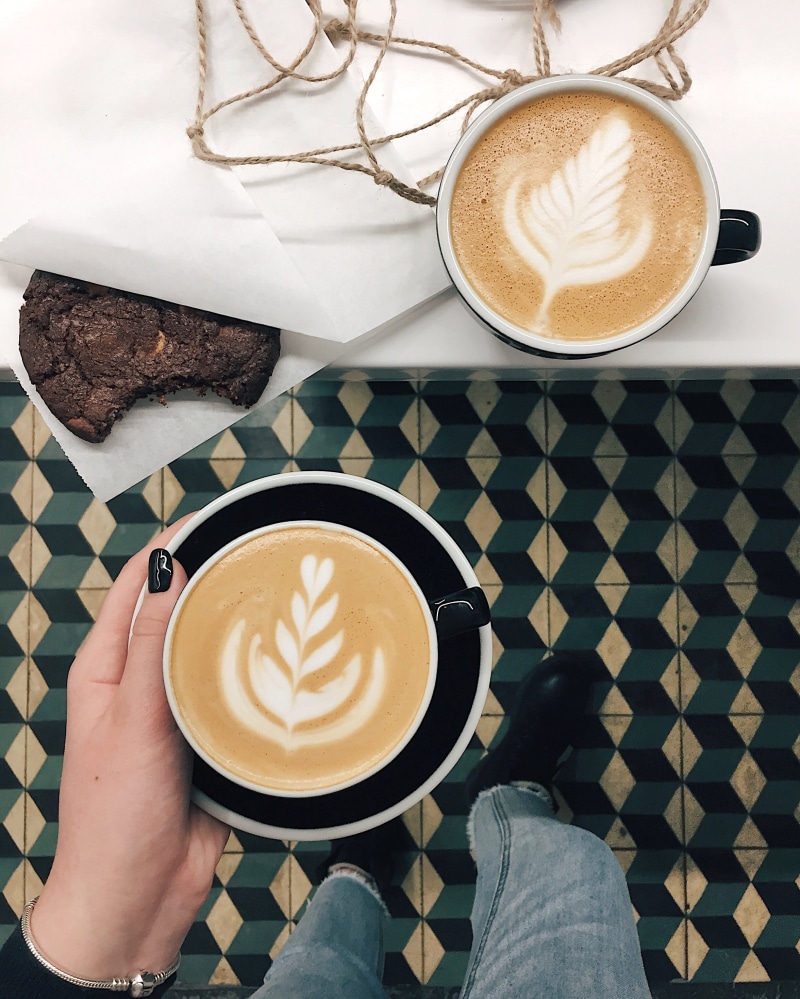 crockery, 2K, cookie, holding, caffeine, cookies, hand, design, froth art, table, drink, chocolate, hot drink, cappuccinos, food and drink, lifestyles