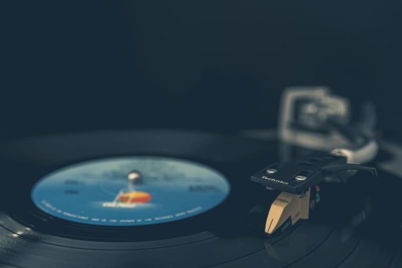retro styled, copy space, indoors, electronics, arts culture and entertainment, still life, close-up, vinyl, record player, audio equipment, vinyl music