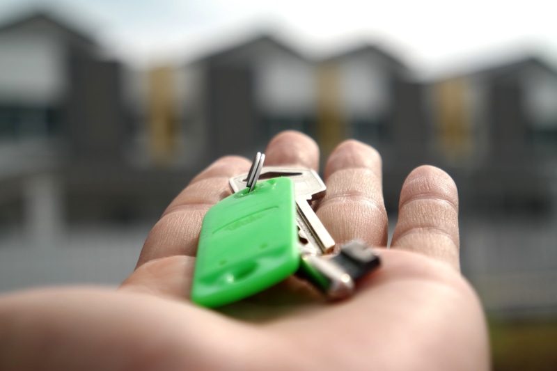 sale, body part, purchase, focus on foreground, house, apartment, unlock, outdoors, property, agent, building exterior, one man only, sign, rent, key, photography