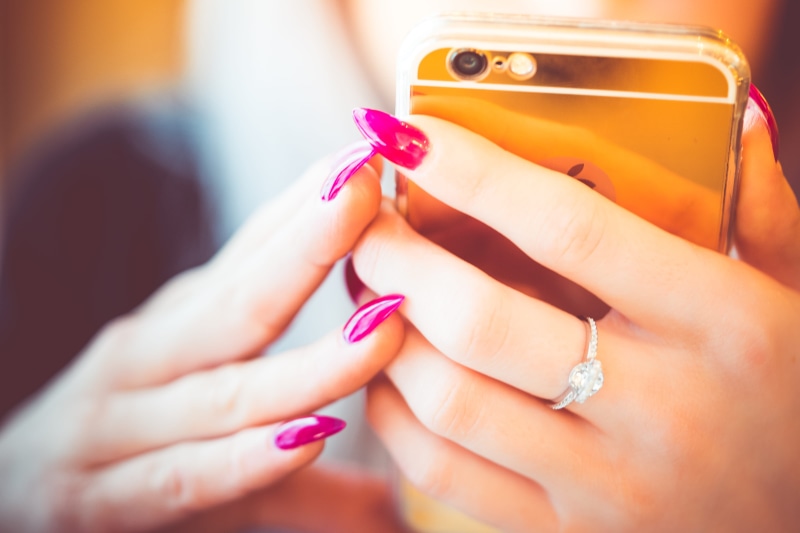 beautiful, people, planning, technology, young, caucasian Ethnicity, fingernail, beauty, 4K, holding, app, one woman only, fashion, young Adult, beauty Product