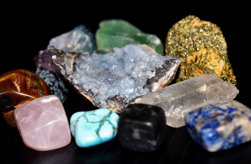 hematite, color, selective focus, assorted, clear quartz, rose quartz, geode, indoors, quartz, turquoise, small group of objects, 5K, tigers eye, shiny