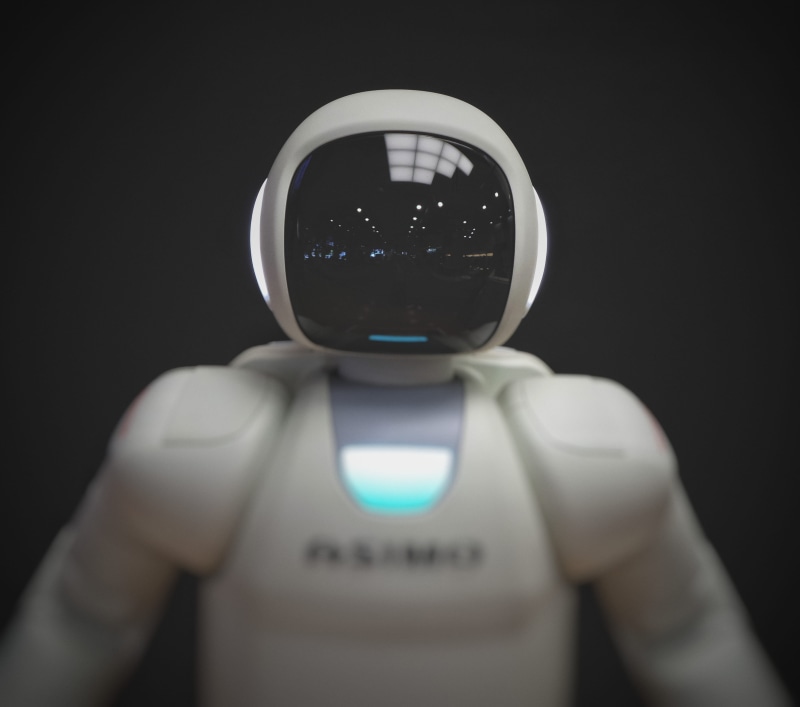 front view, close-up, ai, singularity, reflection, cyber, white, android, black background, screen, portrait, indoors, men, ロボット, アンドロイド, artificial, illuminated