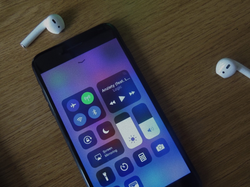 iphone7plus, push button, tech, technology, wireless technology, singularity, electricity, clean, airpods, los angeles, iphone, power supply, digital viewfinder