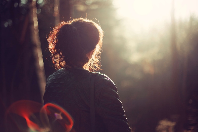 alone, rear view, nature, waist up, one person, sun, sitting, adult, solitary, tree, fashion, hairstyle, 4K, men, sunlight, leisure, casual clothing, thoughtful
