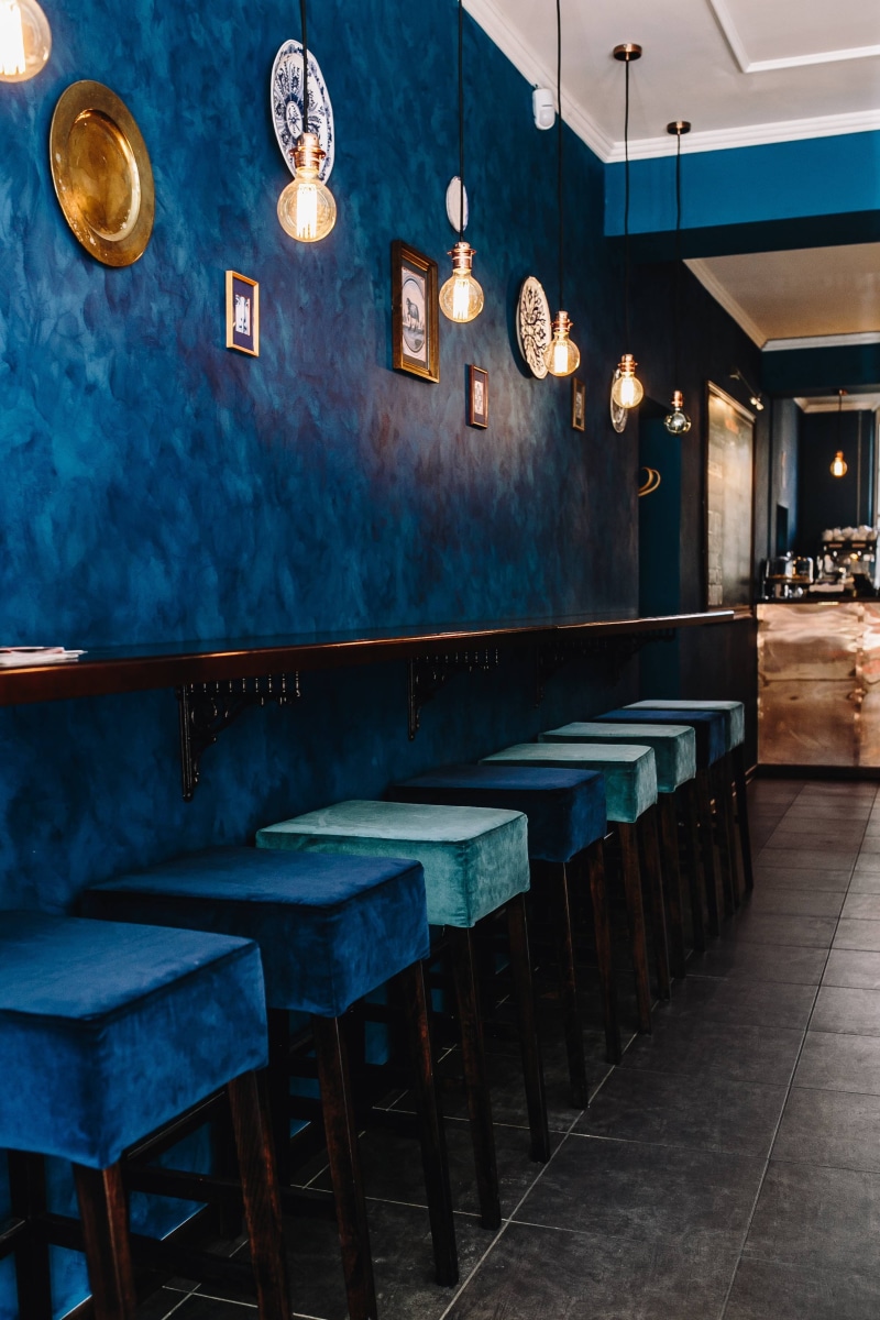 restaurant, absence, 4K, elegance, illuminated, blue, no People, furniture, dining, indoors, in a row, ceiling, bar, modern, luxury, pub, dark blue, chair