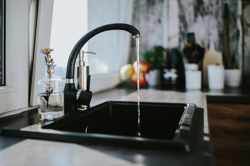 day, sink, household equipment, selective focus, computer, home Interior, classy, 5K, plant, Modern, technology, kitchen, faucet, indoors, kitchen Counter