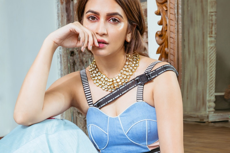 necklace, kriti, young women, jewelry, beauty, brown hair, hairstyle, women, looking at camera, lifestyles, 1080P, sitting, portrait, beautiful woman