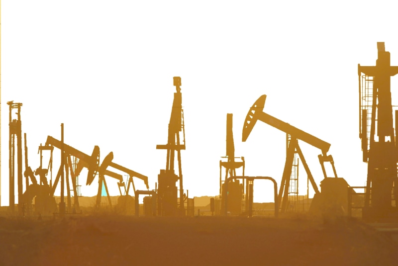 oil well, outdoors, pollution, industry, 2K, no people, oil pump, oil, silhouette, sky, oil rig, sunlight, fossil fuel, fuel and power generation, sunset