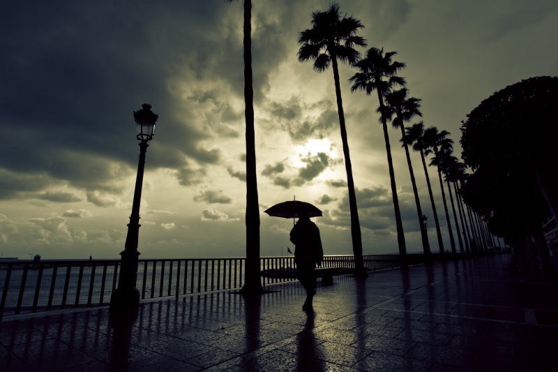rain, back Lit, cloudy, Promenade, people, 4K, paseo maritimo, silhouette, llueve, palm, tour, foto, image, caminando, photographer, sunset, holding, hombre