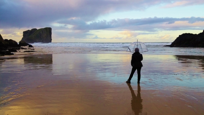 wave, cloud - sky, travel Locations, real people, coastline, transparent water, full length, summer, beauty in nature, Sand, rock - object, umbrella, beach sand