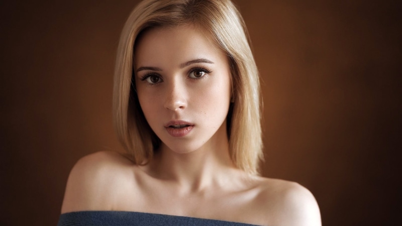 women, model, looking at viewer, hair, front view, looking at camera, indoors, fashion, one person, human face, young women, 1080P, face, freckles, long hair