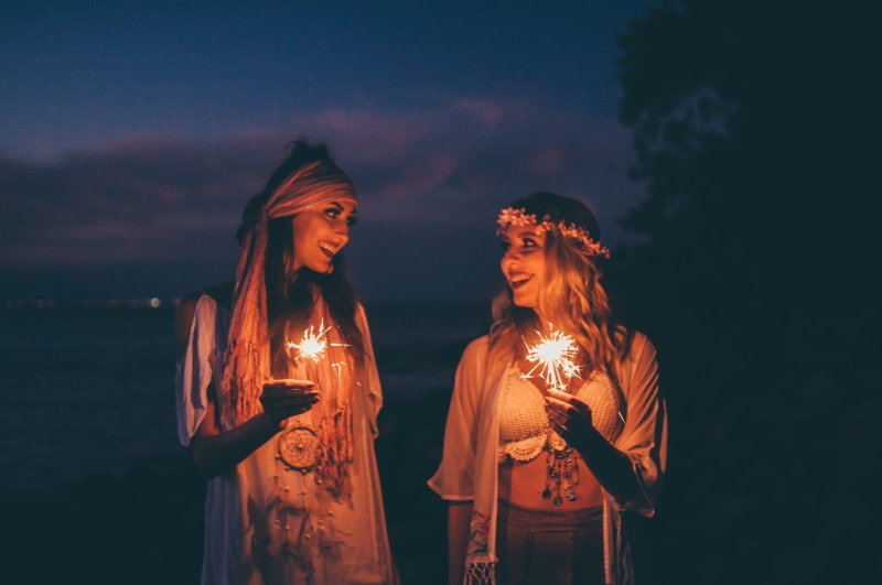 4K, young women, hairstyle, sparkle, nightime, holding, togetherness, women, afternoon, glowing, silhouette, woman, front view, illuminated, two people