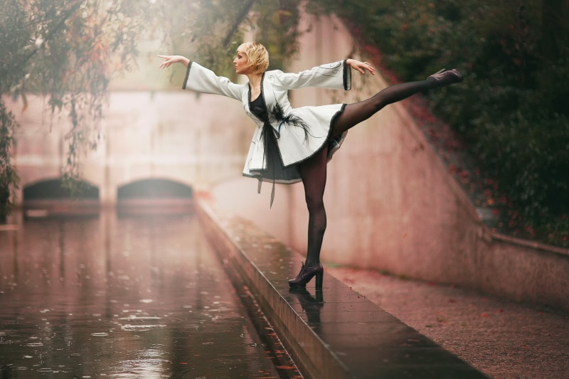 young women, woman, limb, leg, lifestyles, full length, water, one person, young adult, stunt, rainy, hairstyle, rain, high heels, women, real people, clothing