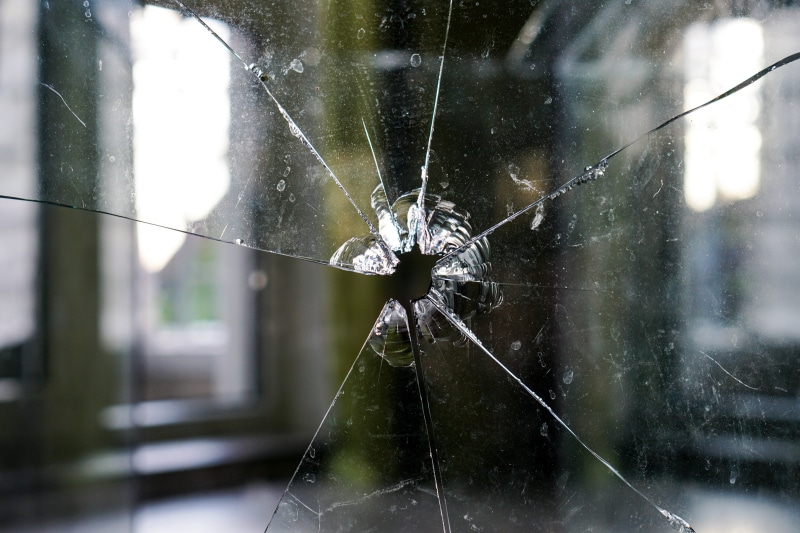 jumped, 5K, crack, outdoors, destroyed, nature, window, no people, damage, vulnerability, fragility, animal themes, arthropod, bullet hole, clear, fragile