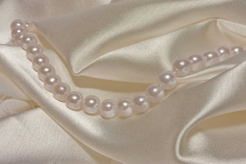 white color, 1080P, background, pearl jewelry, pearl, studio shot, close-up, personal accessory, wedding, still life, white, wealth, jewelry, elegance