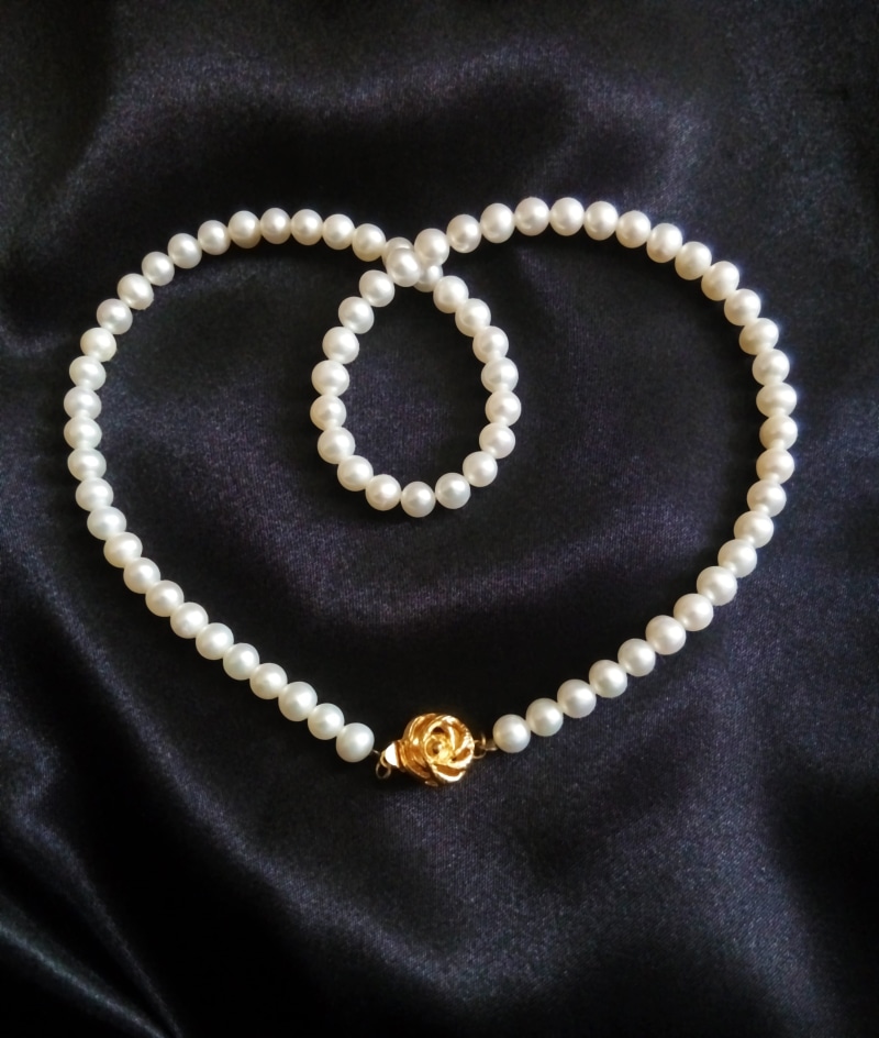 pearl heart, ornament, string of pearls, heart, still life, white, jewel, elegance, no people, large, metal, background, studio shot, necklace, personal accessory