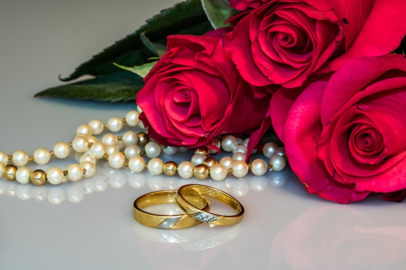 red, petal, close-up, beside, gold, jewellery, white, two, indoors, elegance, pearl wedding, oath, golden rings, personal accessory, bouquet, string pearl necklace