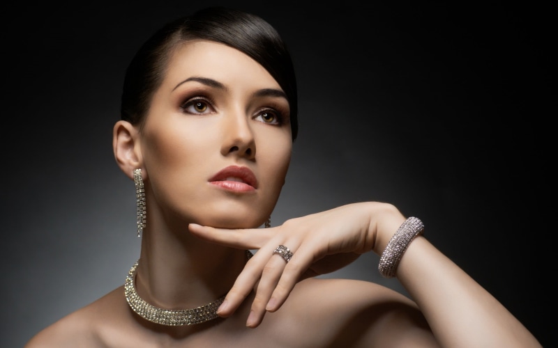 jewelry, black background, hand, glamour, Jewellery, human face, pearl jewelry, Girl, body part, 2K, portrait, necklace, beautiful woman, Hairstyle, fashion