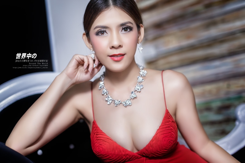 looking at camera, luxury, indoors, necklace, pearl jewelry, women, young women, front view, Asian, adult, jewelry, clothing, fashion, young adult, glamour