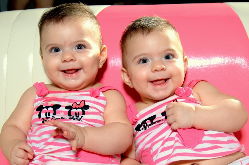 brother, 2K, twins, cute, women, offspring, positive emotion, happiness, sibling, baby, pink color, fun, joy, people, girls, caucasian Ethnicity, innocence