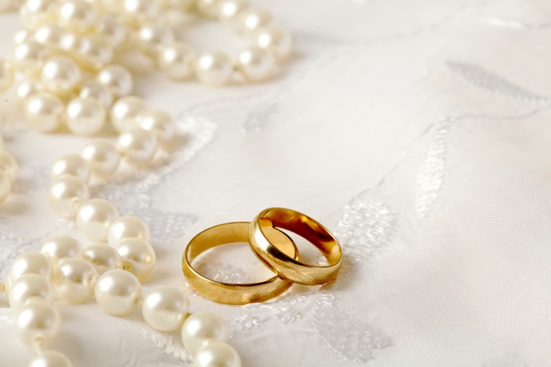 engagement, shiny, luxury, glamour, married, indoors, wedding Ring, lace, event, white color, perls, diamond - gemstone, gold, bracelet, emotion, white
