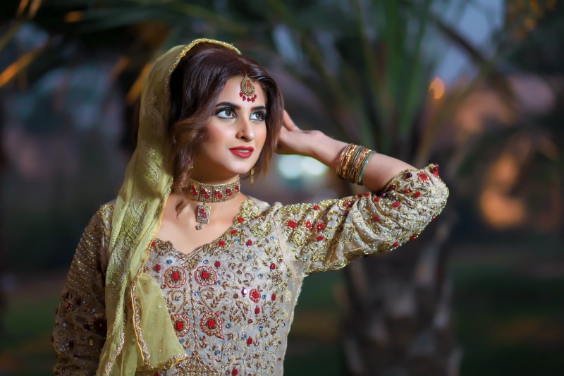 grey, looking at camera, hair, wear, beauty, wearing, glamour, dress, lifestyles, floral, beautiful woman, pose, sari, jewelry, female, necklace, beautiful